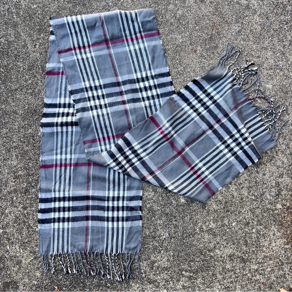 🐦‍🔥2 for $20🐦‍🔥 Vintage soft classic grey, black and red plaid scarf